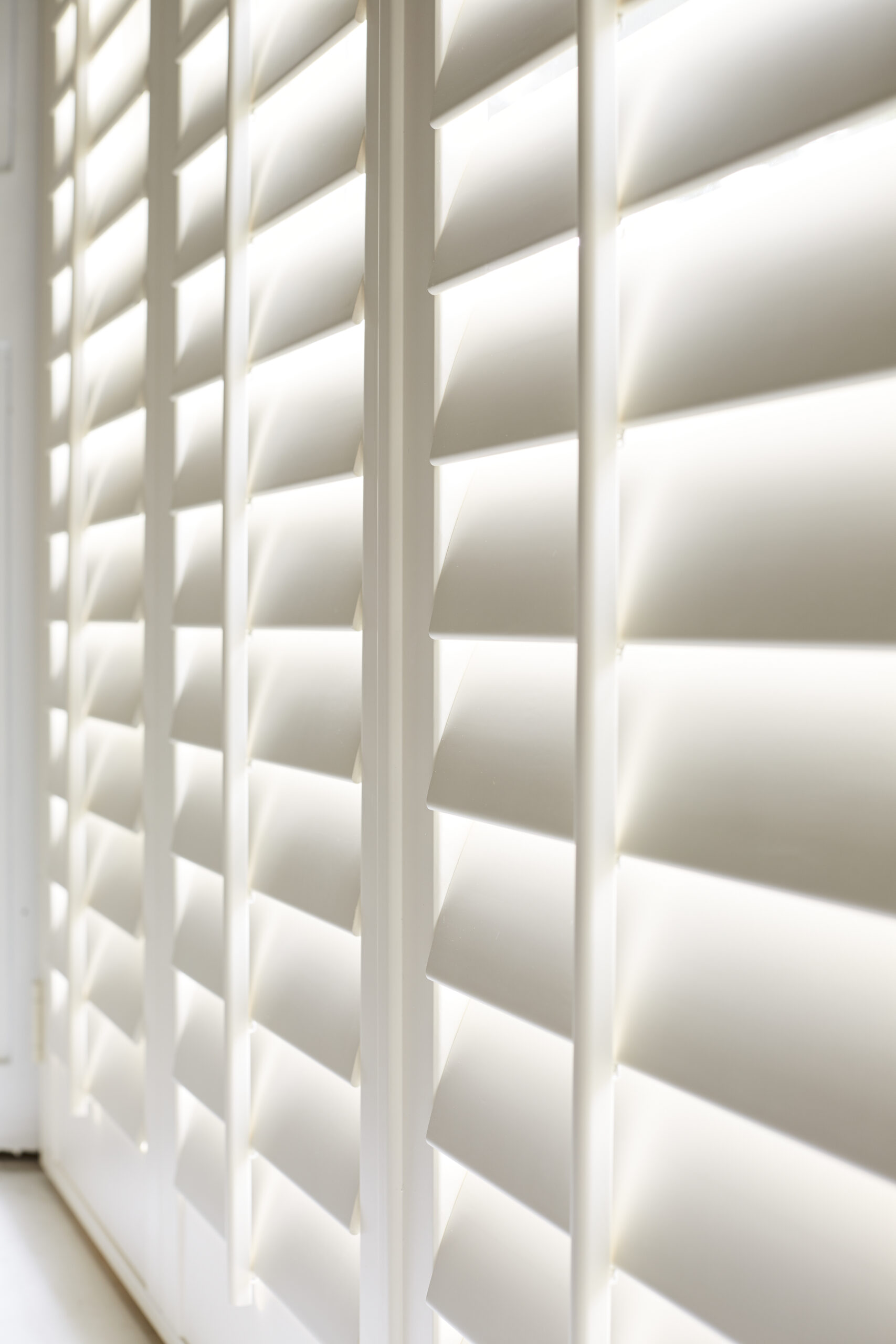 Central tilt rod, full height shutters