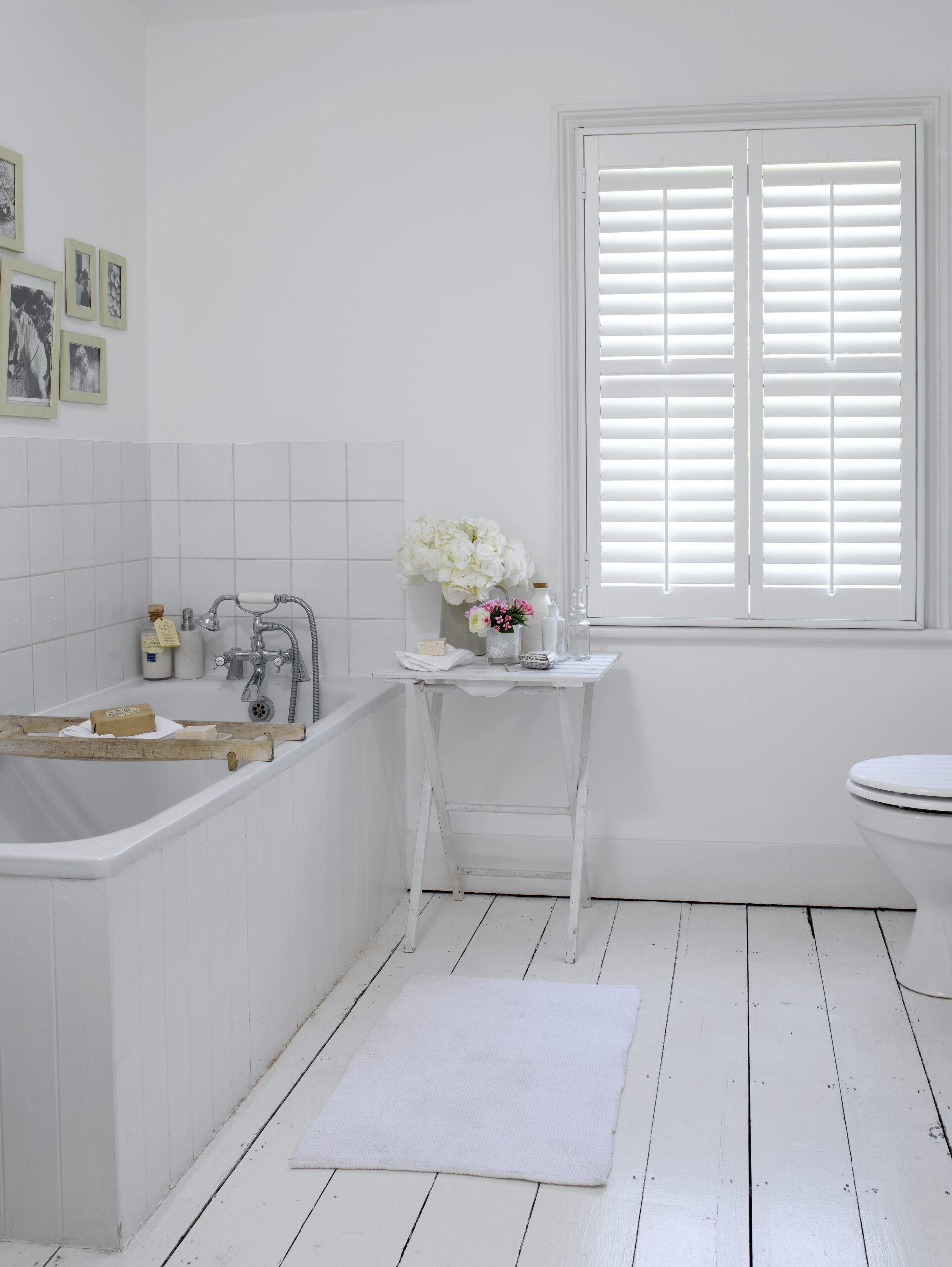 Hybrawood, Vivid White, Central rod, bathroom, closed